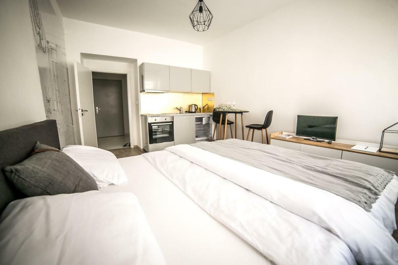 Prague Friendly Apartments In Прага Екстериор снимка