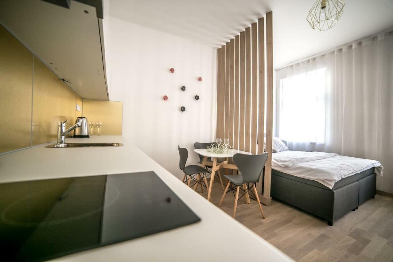 Prague Friendly Apartments In Прага Екстериор снимка